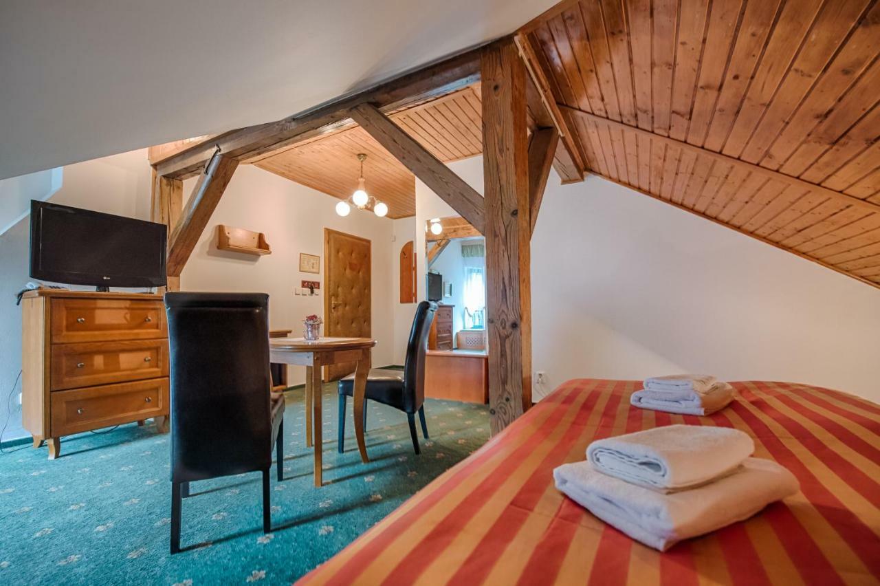 Hotel Zlaty Orel Остравице Экстерьер фото
